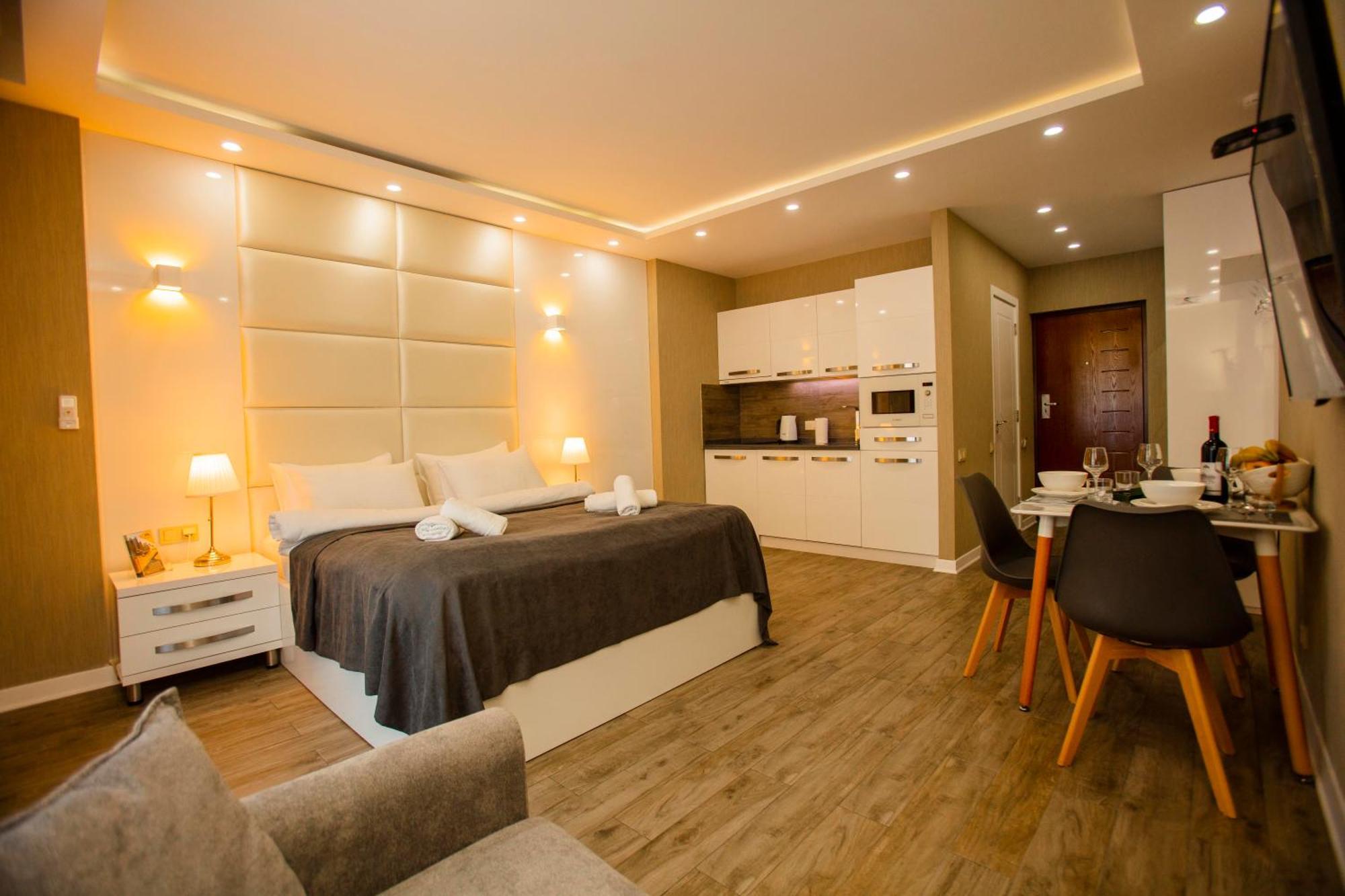 Holiday Premium Apartments Батуми Екстериор снимка